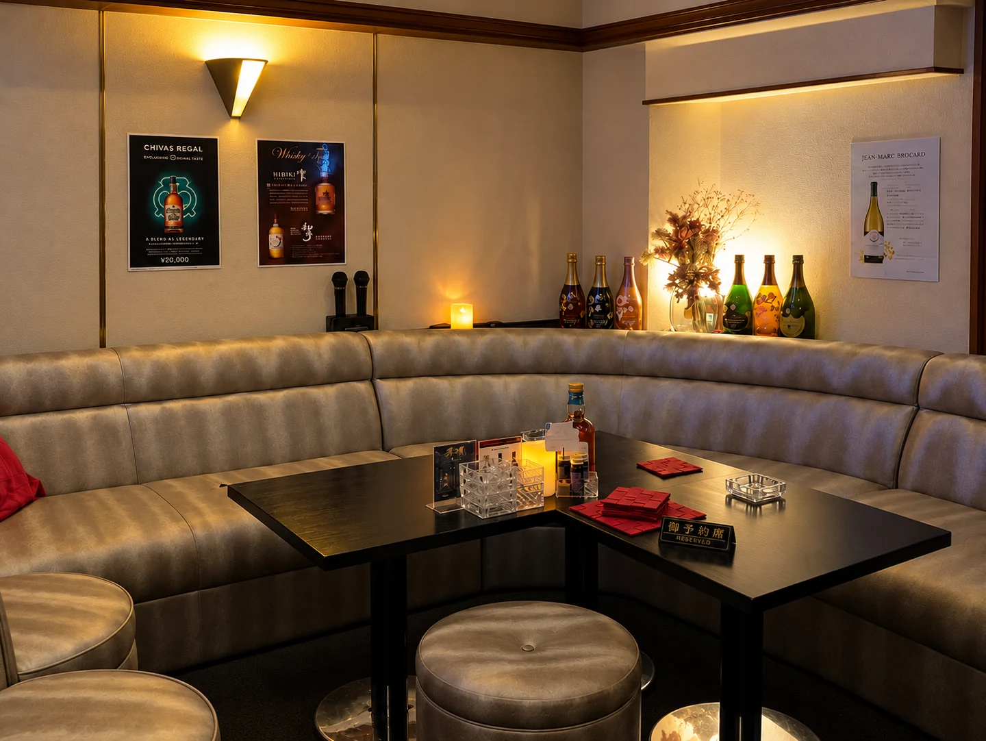 柔らかな壁の灯りに包まれたBAR 4Bのコーナーソファ席