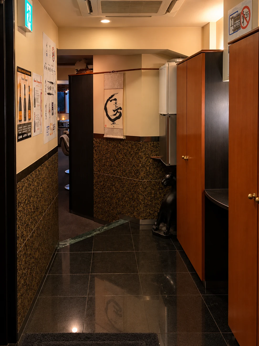 BAR 4Bの入口から店内へ続く暖かな木調の回廊