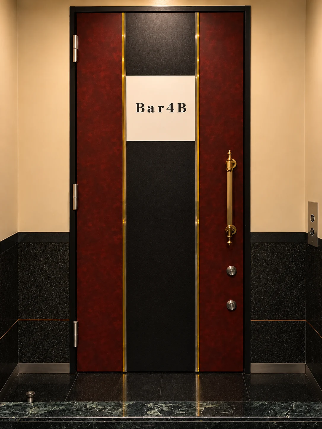 Bar4Bのサインと金色の取っ手が付いた赤と黒の入口扉