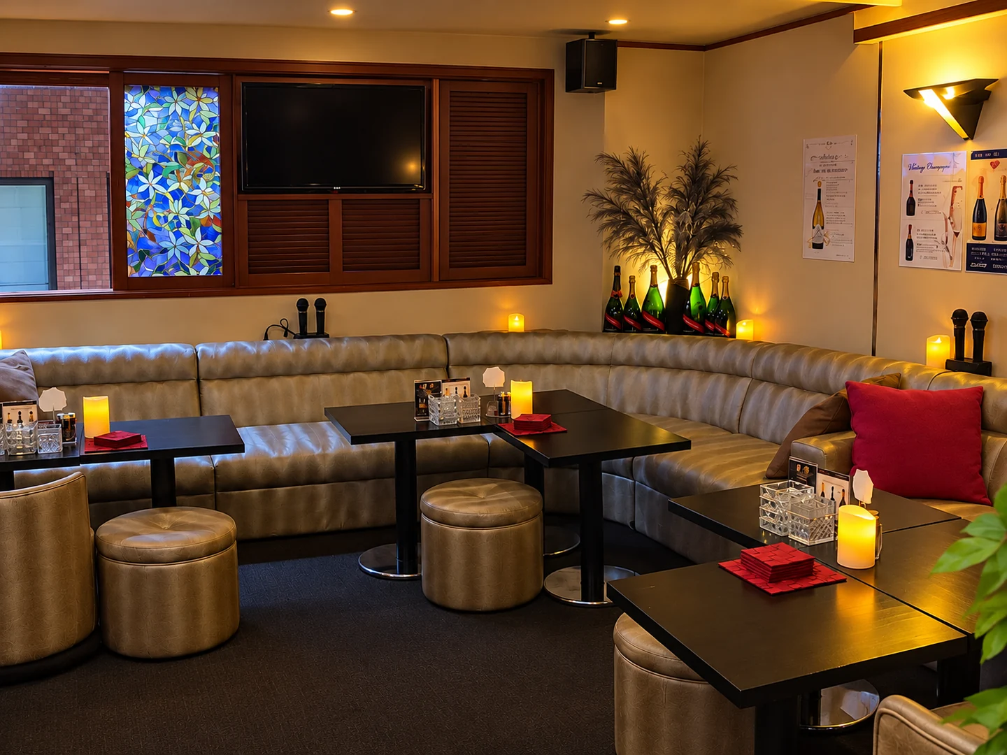 ステンドグラスとキャンドルの灯りが彩るBAR 4Bのラウンジ